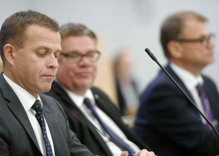 Vanha suomalainen sananlasku sanoo, että se koira älähtää, johon kalikka kalahtaa. Sanonta viittaa uskomukseen, jonka mukaan äänekkäimmin syytöksestä valittava on syyllinen. Kuvassa valtiovarainministeri Petteri Orpo (vas.)  ja ulkoministeri Timo Soini.