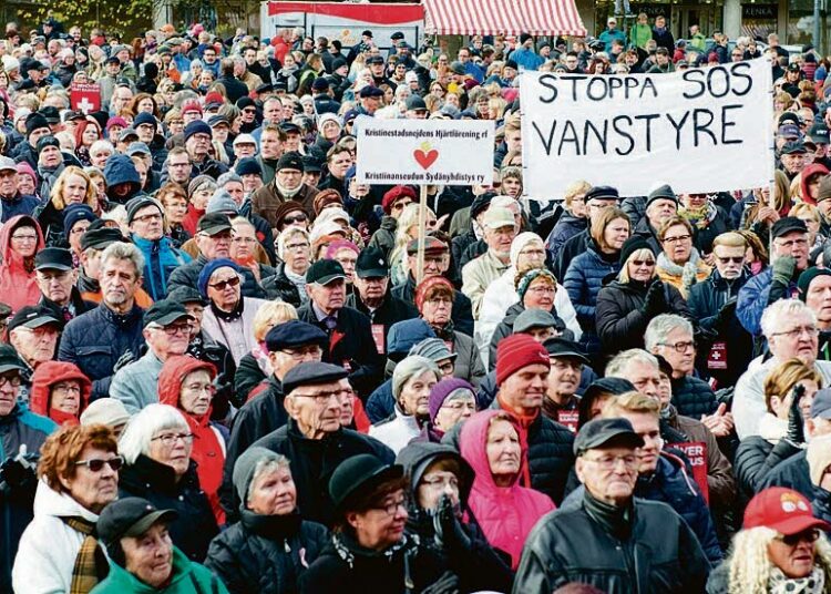 Noin 10 000 ihmistä osallistui mielenosoitukseen, joka järjestettiin Vaasassa keskussairaalan ja ruotsinkielisten sote-palvelujen puolesta 8. lokakuuta.