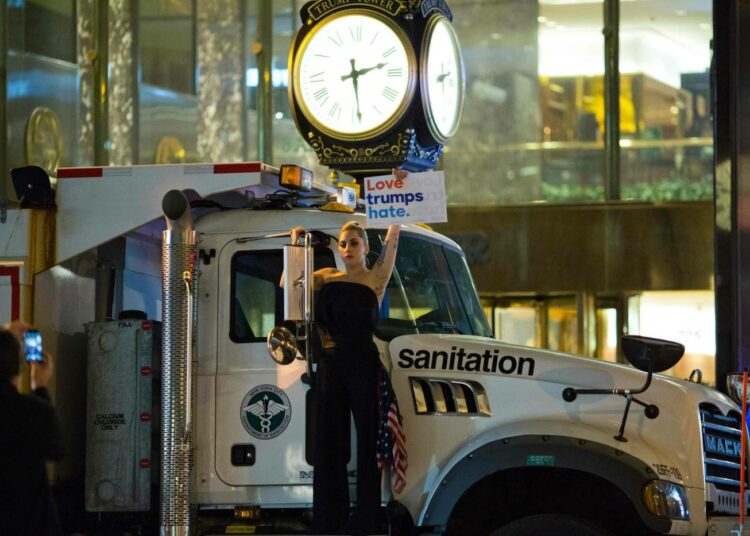 Muusikko Lagy Gaga protestoi viime yönä Donald Trumpia vastaan jäteautosta käsin New Yorkin Trump Towerin edustalla.