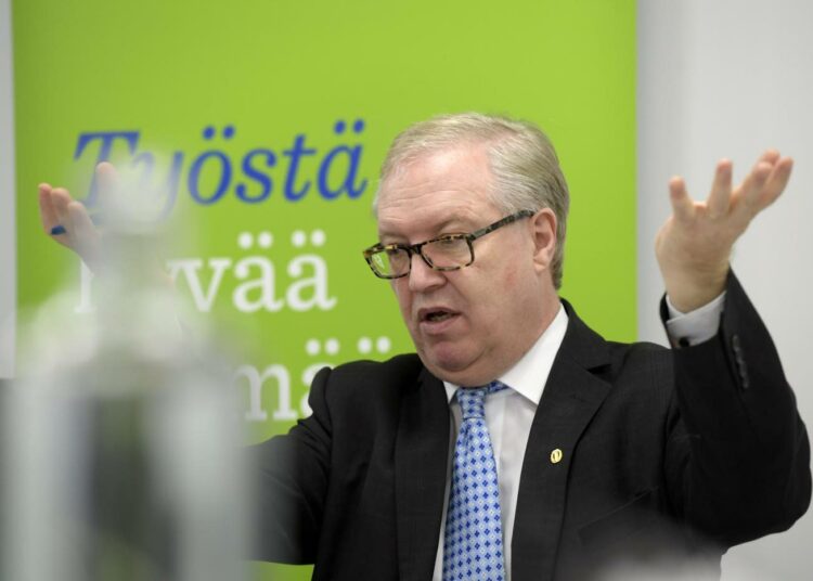 Akavan puheenjohtaja Sture Fjäder puhui työmarkkinajärjestön liittokokouksen medialounaalla maanantaina.