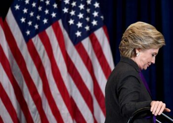 Hillary Clinton sai yli 1,6 miljoonaa ääntä enemmän kuin Donald Trump, mutta hävisi vaalit. Clinton poistumassa lavalta myönnettyään tappionsa 9. marraskuuta.