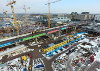 Pasilan nykyisen aseman ympärille nouseva Keski-Pasilan Tripla-keskuksen rakennustyömaa Helsingissä. Rakennusliitto varoittaa työvoiman halpatuonnin lisäävän rikollisuutta.