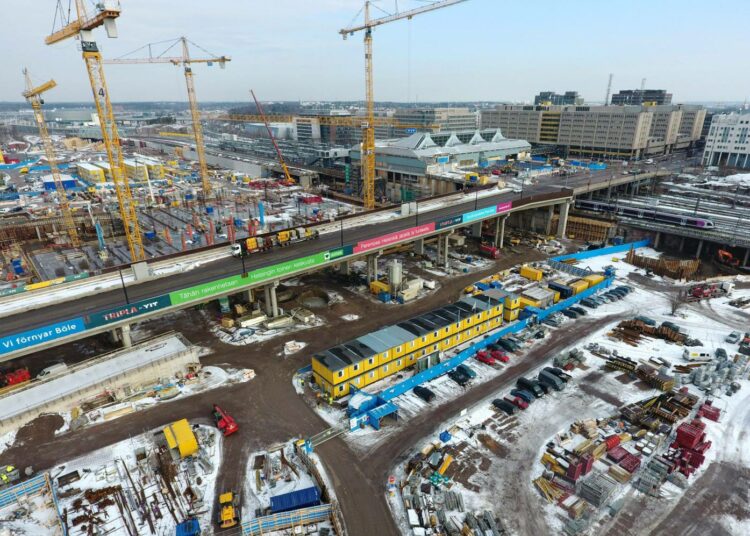 Pasilan nykyisen aseman ympärille nouseva Keski-Pasilan Tripla-keskuksen rakennustyömaa Helsingissä. Rakennusliitto varoittaa työvoiman halpatuonnin lisäävän rikollisuutta.