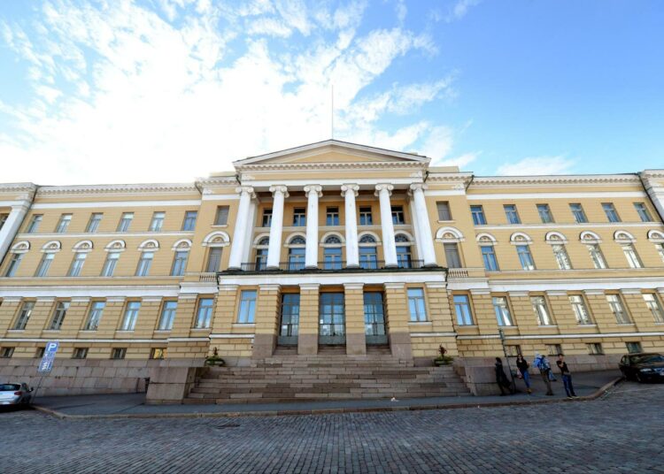 Helsingin yliopiston päärakennus. Tuhannet tutkijakoulutetut ovat jättäneet Suomen viime vuosina.