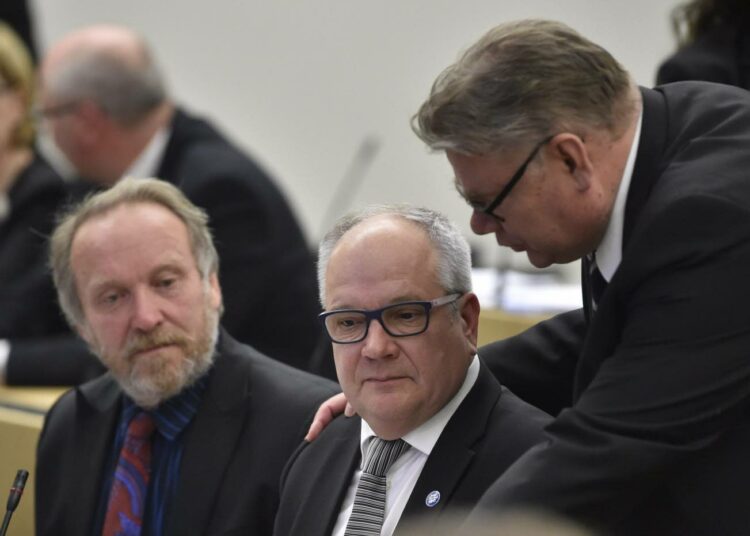 Hallintarekisterin hämärärekisteriksi nimennyt perussuomalaisten puheenjohtaja Timo Soini keskusteli talousvaliokunnan puheenjohtajan Kaj Turusen kanssa eduskunnan täysistunnossa.