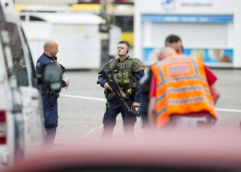 Aseistautunut poliisi vartiossa Turun torilla perjantaina 18.8.