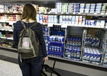 Kuluttajat saavat shoppailla jopa ympäri vuorokauden. Myyjien lapsille vapaus on tiennyt raskaita aikoja.