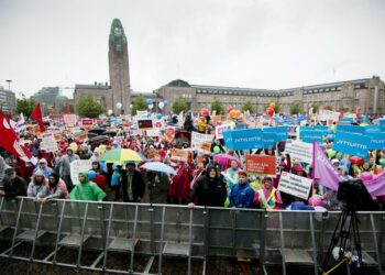 Mielenosoittajia palkansaajien mielenilmauksessa pakkolakeja vastaan Helsingin rautatientorilla perjantaina 18. syyskuuta 2015. Vasemmistoliitto kehottaa kaikkia osallistumaan SAK:n 2. helmikuuta järjestämään mielenosoitukseen aktiivimallia vastaan.