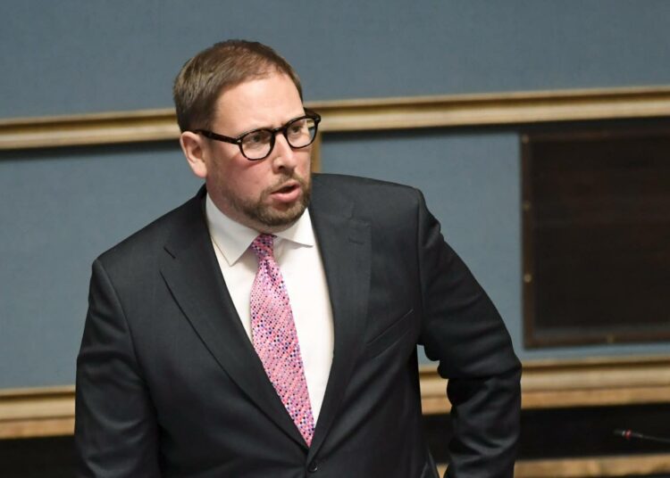 Paavo Arhinmäen kysymys kansaneläkeindeksin määräytymisestä sai ministerin hämmentymään kyselytunnilla.