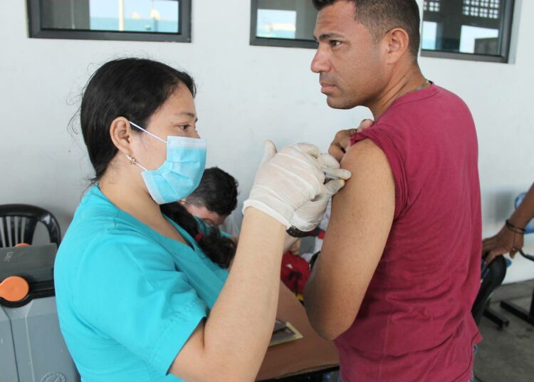Chileen suuntaava José Pernilla sai ilmaisen rokotuksen Perun rajalla.