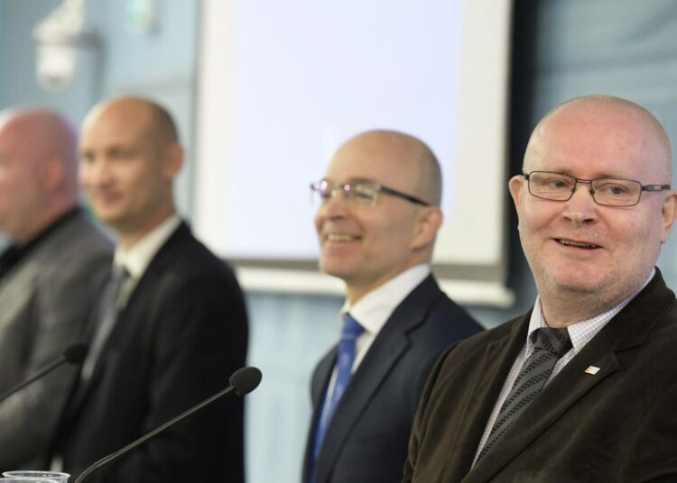 Työministeri Jari Lindström kertoi hallituksen muutosehdotuksista irtisanomista helpottavaan lakiesitykseen. Tiedotustilaisuudessa olivat mukana myös vanhempi hallitussihteeri Timo Meling (vas.), hallitusneuvos Jan Hjelt ja osastopäällikkö Antti Neimala.