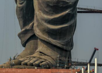 Työmiehet ovat pieniä lokakuussa vihityn, Sardar Patelia esittävän patsaan jalkojen juuressa Gujaratin osavaltiossa. 182-metrinen patsas on tällä hetkellä maailman korkein.