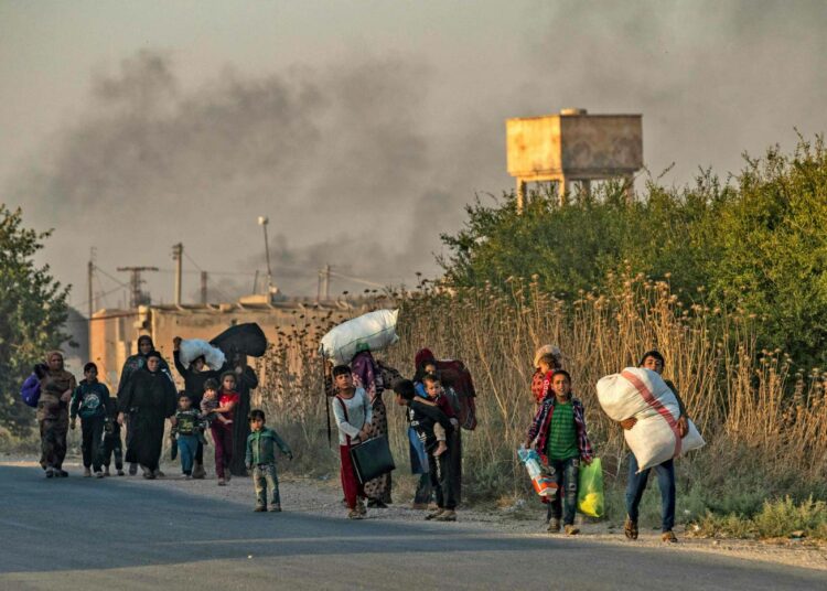 Siviilit pakenivat Pohjois-Syyriassa Ras al-Ainin kaupungista Turkin aloitettua ilmapommitukset.