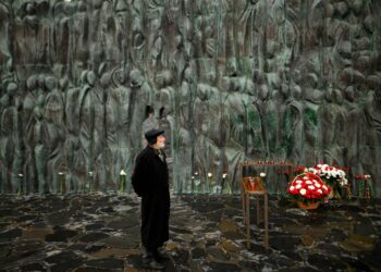 Mies muisteli vainojen uhreja muistomerkillä Moskovassa lokakuun 30. päivänä, joka on epävirallinen poliittisen sorron muistopäivä.