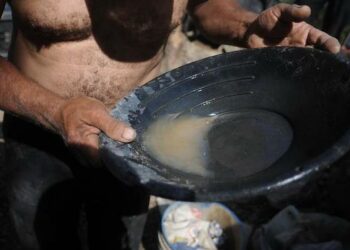 Laittomia kultakaivoksia hallitsevat rikollisjoukot hallitsevat myös kaivosten ympäristön väestöä Venezuelan eteläosissa.