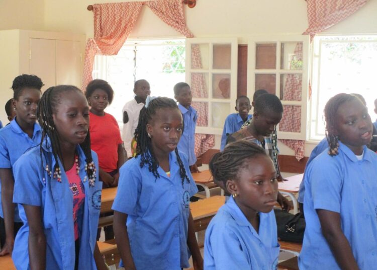 Dakarin esikaupungin Pikinen koulun tyttöoppilaita. Vain yhdellä prosentilla Senegalin kouluista on erilliset käymälät tytöille ja pojille.