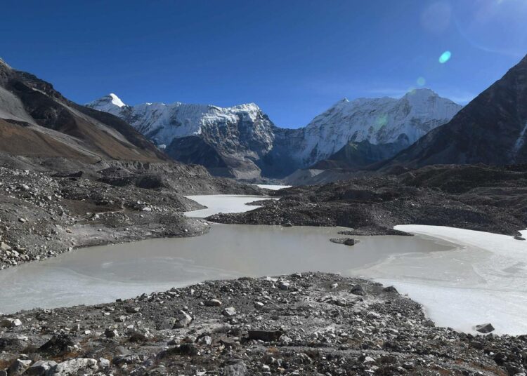 Elokapinan kampaja vaatii mediataloilta todenmukaisempaa uutisointia ilmastokriisistä, jonka vaikutuksesta esimerkiksi Himalajan jäätiköt voivat tulevaisuudessa olla mennyttä.