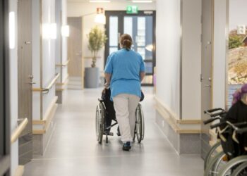 Lähi- ja sairaanhoitajien määrä ei ole vanhuspalveluissa toistaiseksi noussut, vaikka lakisääteinen hoitajamitoitus on ollut voimassa yli 11 kuukautta.
