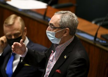 Kokoomuksen Ben Zyskowicz tivasi hallitukselta säästökohteita torstaina eduskunnan kyselytunnilla.