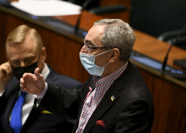 Kokoomuksen Ben Zyskowicz tivasi hallitukselta säästökohteita torstaina eduskunnan kyselytunnilla.