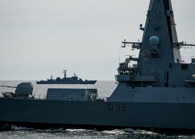 Venäjän (taustalla) ja Iso-Britannian alukset kohtasivat Itämerellä Naton BALTOPS 22 -harjoituksessa kesäkuussa.