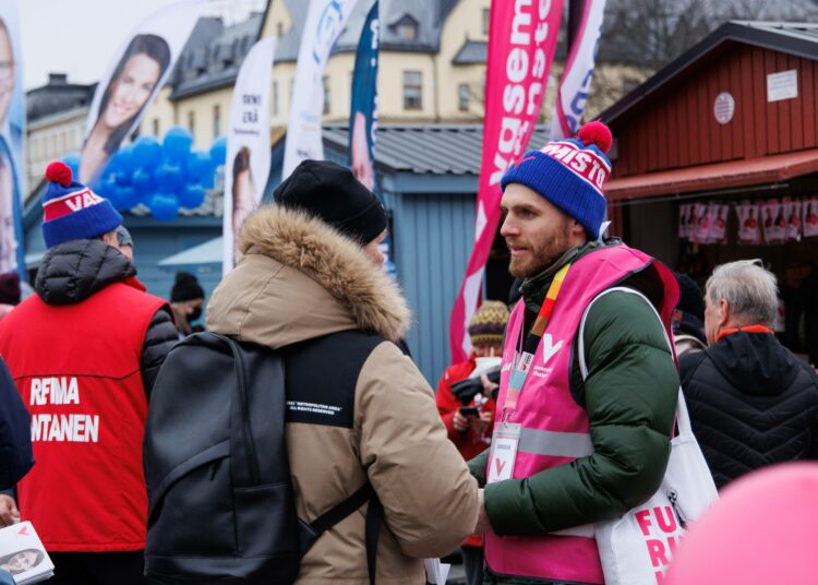 Vasemmistoliitto yllätti EVAn tutkimuksessa. Kuvassa vasemmistoliiton eduskuntavaaliehdokas Timo Furuholm vaalikadun avajaisissa Turun kauppatorilla 18. maaliskuuta.