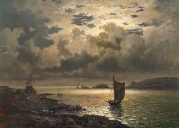 Taivaalla on tummapohjaista alapilveä ja kumpukerrospilveä, ylempänä kuun valon lievästi punertamaa hahtuvapilveä. Josefina Holmlund: Kustbild med båt (1879).