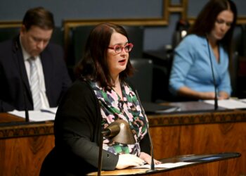 Vasemmistoliiton kansanedustaja Pia Lohikoski on tehnyt valtioneuvoston oikeuskanslerille kantelun eduskunnan eheytyslakikannan ohittamisesta.