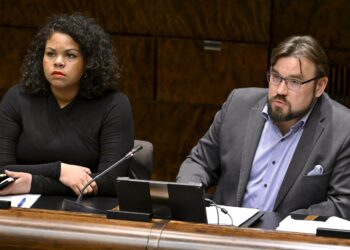 Vasemmistoliiton Johannes Yrttiaho jätti eriävän mielipiteen perustuslakivaliokunnan lausuntoon, jolla hyväksytään paperittomien oikeuksien rajaaminen. Myös vihreiden Fatim Diarra jätti omansa.