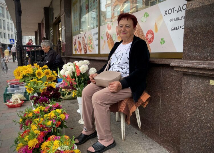 Marina myyntikojullaan Užhorodin keskustassa. Hänen noin 60 euron kuukausieläkkeensä pakottaa hänet myymään kukkia kadulla selviytyäkseen.