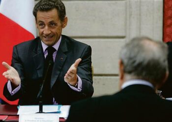 Presidentti Nicolas Sarkozy värväsi tuoreimmaksi neuvonantajakseen Michel Rocardin (kuvassa selin). Sosialisteihin lukeutuva Rocard on entinen pääministeri.