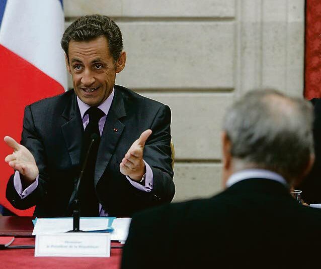 Presidentti Nicolas Sarkozy värväsi tuoreimmaksi neuvonantajakseen Michel Rocardin (kuvassa selin). Sosialisteihin lukeutuva Rocard on entinen pääministeri.
