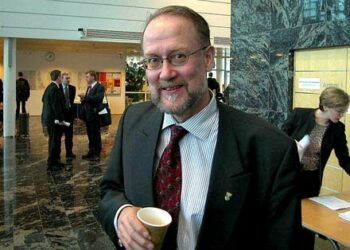 Vauhdikasliikkeisen kaupunginjohtajan Pekka Kettusen ja Jyväskylän muun johdon sukset menivät pahemman kerran ristiin vuoden 2003 loppupuolella.