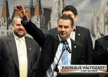 Äärioikeiston Jobbikin johtaja Gabor Vona juhlimassa Unkarin vaalien ensimmäisen kierroksen menestystä toissa sunnuntaina.