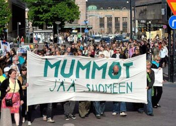 Mummojen käännyttämistä Suomesta vastustettiin mielenosoituksessa maanantaina.