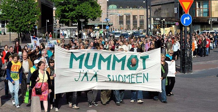 Mummojen käännyttämistä Suomesta vastustettiin mielenosoituksessa maanantaina.