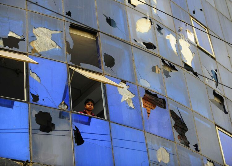 Kivitettyjä ikkunoita tekstiilitehtaassa Ashulian teollisuusalueella Bangladeshissa.