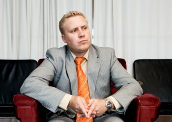 Kokoomuksella on tilaa oikealla mellastaa miten lystää, koska siellä on tyhjää tilaa, Juho Rahkonen sanoo.