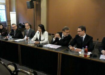 Akavan puheenjohtaja Matti Viljanen, työministeri Anni Sinnemäki, STTK:n puheenjohtaja Mikko Mäenpää, Elinkeinoelämän keskusliiton (EK) toimitusjohtaja Mikko Pukkinen, pääministeri Mari Kiviniemi, SAK:n puheenjohtaja Lauri Lyly, valtiovarainministeri Jyrki Katainen ja kulttuuri- ja urheiluministeri Stefan Wallin tiedottivat Kestävän talouskasvun ja työllisyyden ohjelmasta.