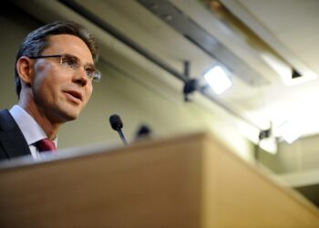Jyrki Katainen esitteli tiedotustilaisuudessa kaavailemansa hallituspohjan.