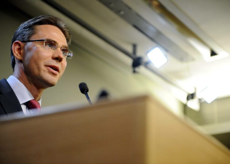 Jyrki Katainen esitteli tiedotustilaisuudessa kaavailemansa hallituspohjan.