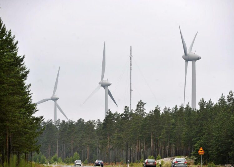 Suomalainen tuulivoimateollisuus uhkaa supistua. Kuva Hangosta.