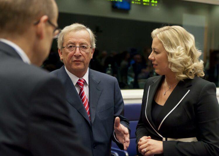 Luxemburgin kokoukseen Suomesta osallistui valtiovarainministeri Jutta Urpilainen, joka kuvassa keskustelee Luxemburgin pääministerin  Jean-Claude Junckerin kanssa.