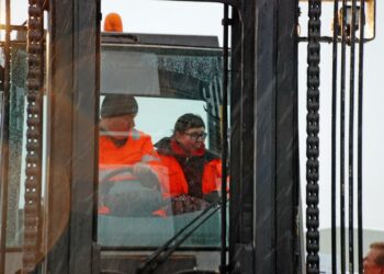 Liikenneministeri Merja Kyllönen tutustui Loviisan satamaan trukin kyydissä.