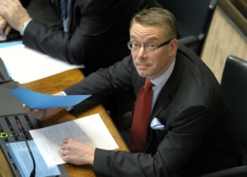 Puolustusministeri Stefan Wallinin luottamus joutui eduskunnan puntariin.