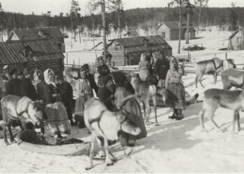 Semenoffien perheet lähdössä talvikylästä kesäpaikoilleen vuonna 1934. Kuva kirjasta Saamelaiset suomalaiset.