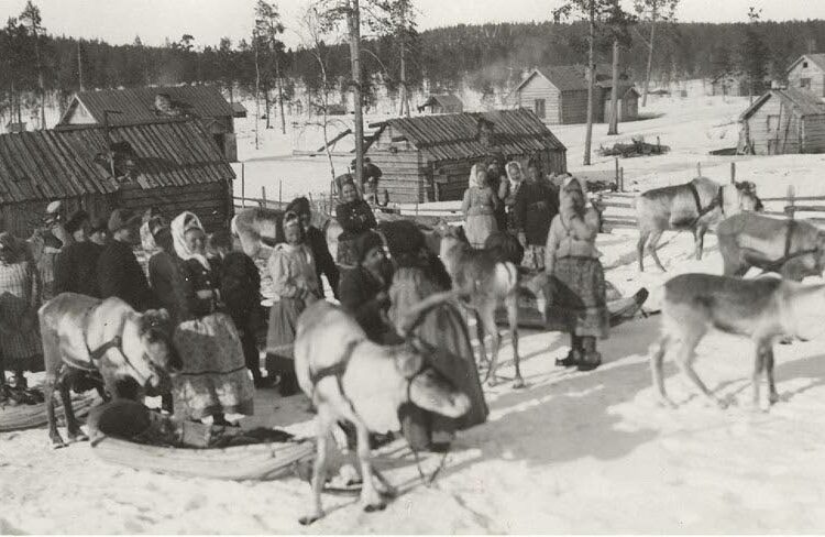 Semenoffien perheet lähdössä talvikylästä kesäpaikoilleen vuonna 1934. Kuva kirjasta Saamelaiset suomalaiset.