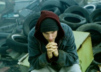Eminem esittää köyhissä oloissa kasvanutta, valkoista detroitilaisräppäriä.