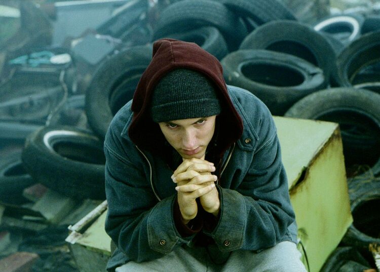 Eminem esittää köyhissä oloissa kasvanutta, valkoista detroitilaisräppäriä.