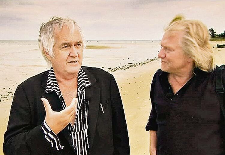 Henning Mankell (vas.) keskustelee Morten Krogvoldin kanssa.
